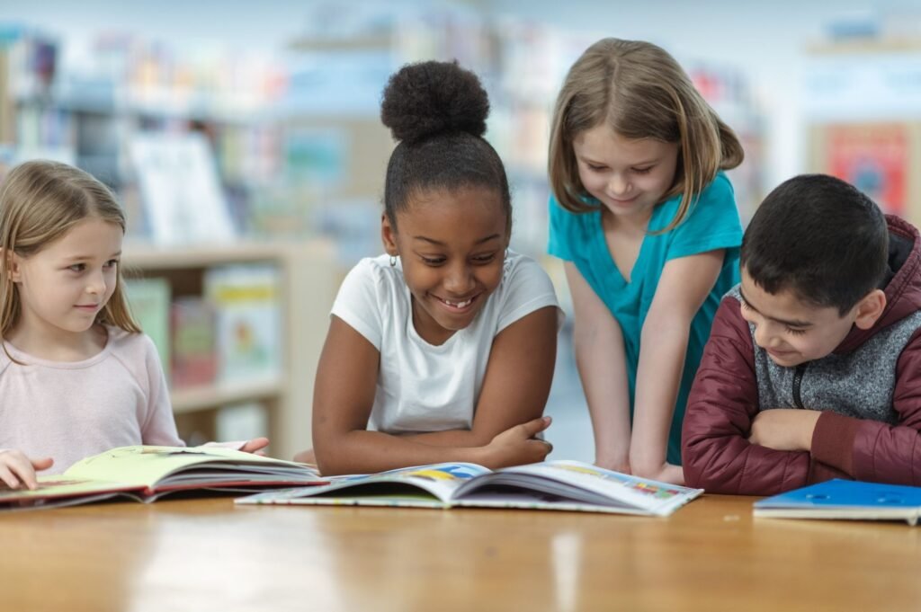 5 HÁBITOS DE LEITURA PARA AS CRIANÇAS - Crianças lendo um livro juntas na biblioteca