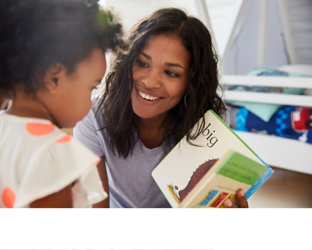 5 HÁBITOS DE LEITURA PARA AS CRIANÇAS - Mãe lendo livro para o bebê